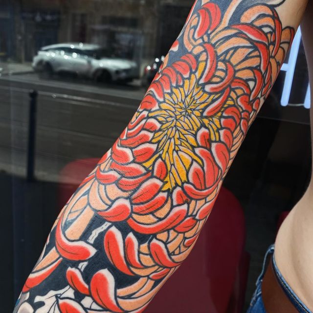 WIP sur ce projet que j’adore faire parce que c’est sur un super client! C’est toujours un plaisir de partager de bons moments avec vous 🙂 
- - 
Je suis super chaud de vous tatouer des gros projets dans ce genre, même cet été ! Bien protégé un tattoo peut être fait même lorsqu’il y a du soleil ☀️ 
- - 
#bordeauxtattoo #irezumi #japanesetattoo #flowertattoo #colortattoo #chrysanthemumtattoo #chrysanthemum #lotustattoo