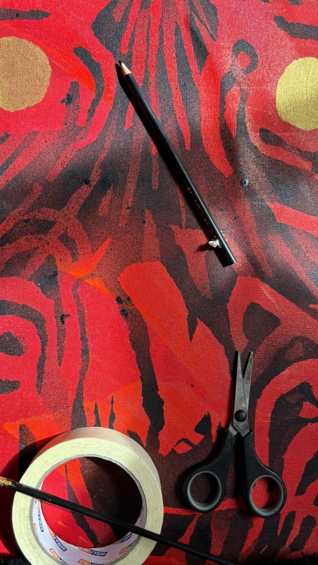 [Nouvelle bannière]
•Peinture acrylique rouge et dorée 
•Spray noir
•Scotch de masquage 
——————————————————-
Je la sors pour la première fois ce weekend au @barjols.tattoo.festival 
——————————————————-
#tattoobanner #paintings #bordeaux